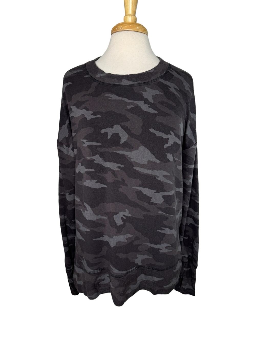 ATHLETA Triumph Camo Crewneck Sweatshirt in Black Camo Lux Size Medium Thumbhole
